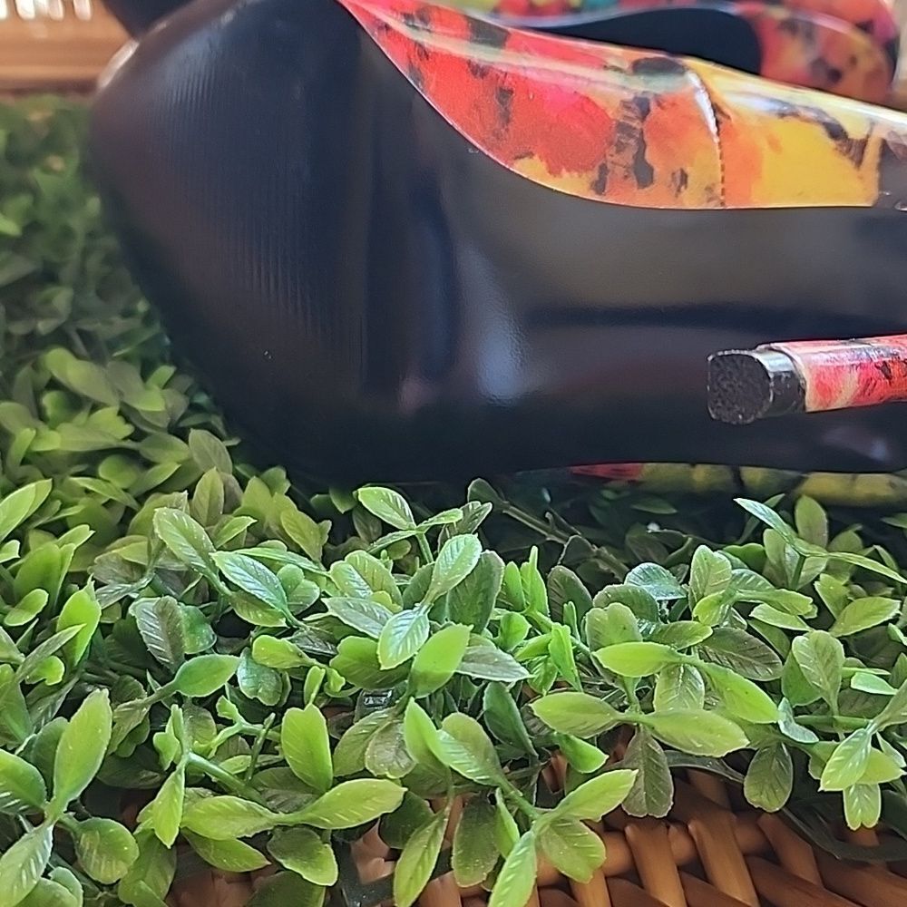 Steve Madden Gallery 6.5 Floral  4 1/2" Heels - Picture 9 of 17